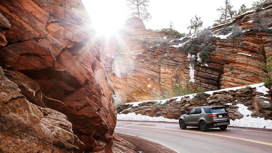 2017 Land Rover Discovery driving through canyon