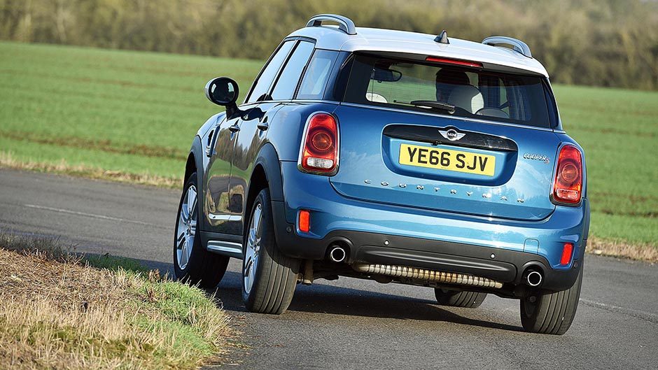 2017 Mini Countryman Cooper S driving round bend