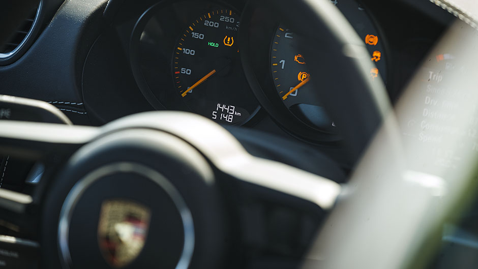 Porsche 718 Cayman GT4 speedo