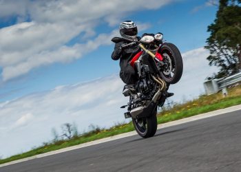 Triumph Street Triple 660 ABS wheelie