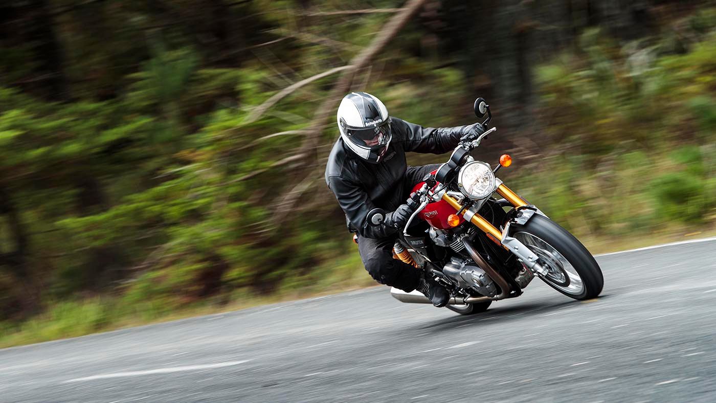 triumph thruxton riding position