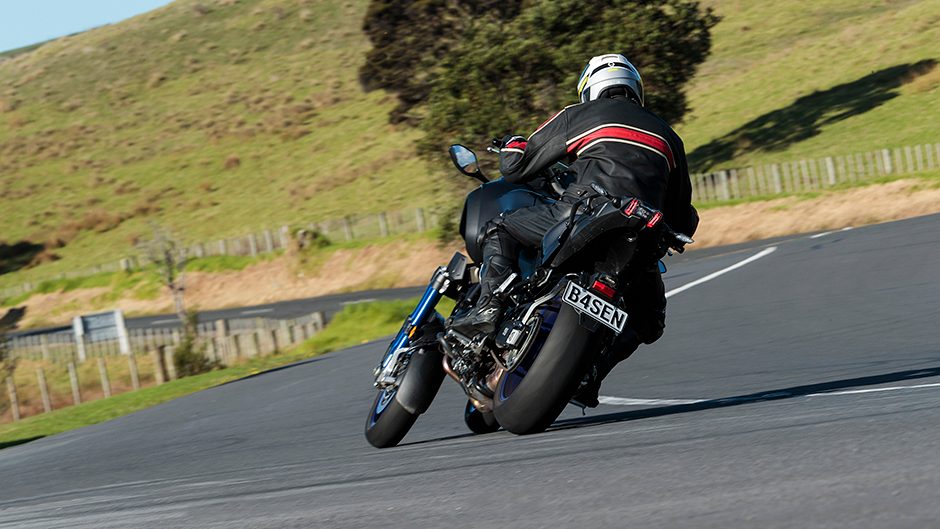 2019 Yamaha Niken cornering