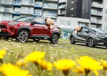 Ford Puma vs Toyota Yaris cross parked in front of apartments