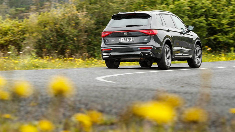 2020 Seat Tarraco FR 4drive driving round bend