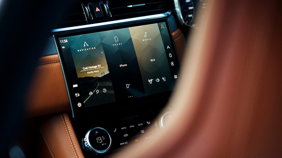 2021 Jaguar F-Pace SVR screen