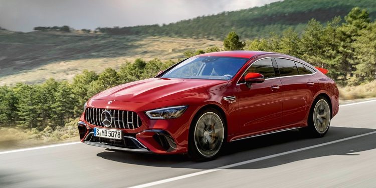 Mercedes-AMG GT 63 S E PERFORMANCE (4MATIC+) (Kraftstoffverbrauch gewichtet, kombiniert (WLTP): 8,6 l/100 km; CO2-Emissionen gewichtet, kombiniert: 196 g/km; Stromverbrauch gewichtet: 10,3 kWh/100 km); Exterieur: jupiterrot, AMG Carbon-Paket Exterieur, 53,3 cm (21") AMG Schmiederäder im 5-Doppelspeichen-Design, AMG Keramik Hochleistungs-Verbundbremsanlage; Interieur: Leder Exklusiv Nappa schwarz, Performance Lenkrad in Leder Nappa mit Lenkradtasten, AMG Performance Sitze, AMG Zierlemente Carbon // Mercedes-AMG GT 63 S E PERFORMANCE (4MATIC+) (weighted, combined fuel consumption (WLTP): 8.6 l/100 km; weighted, combined CO2 emissions: 196 g/km; weighted electrical consumption: 10.3 kWh/100 km); exterior: jupiter red, AMG Exterior Carbon package, 53.3 cm (21-inch) AMG 5-twin-spoke forged wheels, AMG high-performance ceramic composite braking system; interior: exclusive leather nappa black , steering wheel in nappa leather black with steering wheel buttons, AMG performance seats, AMG carbon-fibre trim