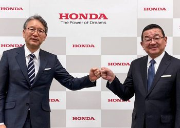 Honda Motor Co. next CEO Toshihiro Mibe poses for a photograph with outgoing CEO Takahiro Hachigo during a news conference in Tokyo, Japan February 19, 2021. REUTERS/Maki Shiraki