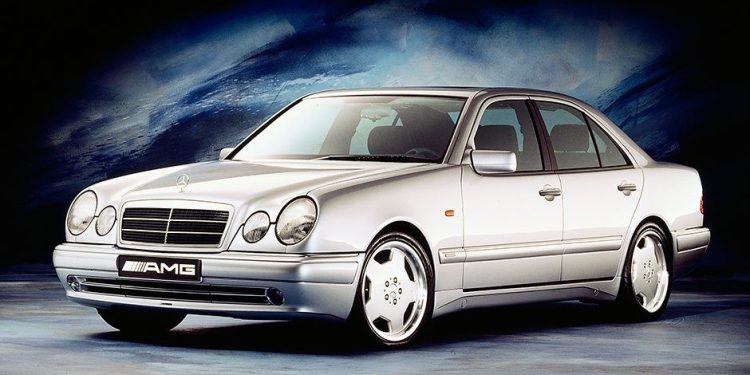 Mercedes-Benz E 50 AMG (1995) der E-Klasse der Baureihe 210. 

Mercedes-Benz E 50 AMG (1995) E-Class model in the 210 series.