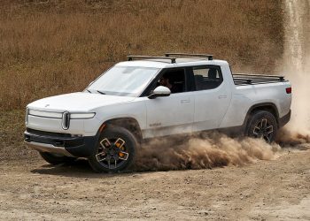 Rivian R1S side view driving on dirt