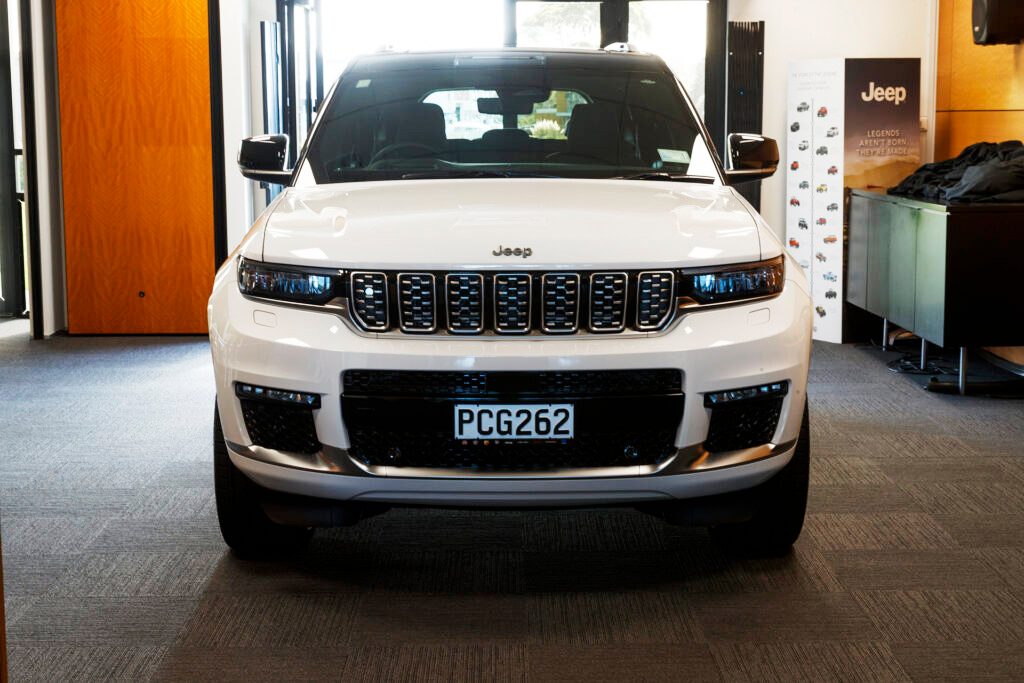 Jeep Grand Cherokee L full frontal