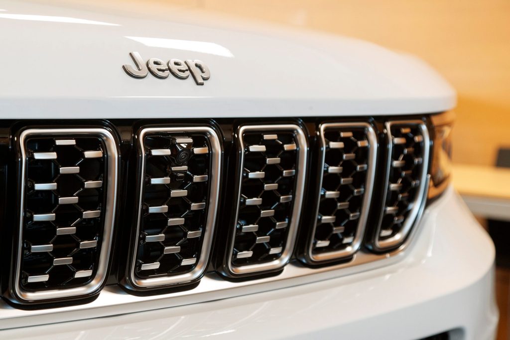 Jeep Grand Cherokee L grille