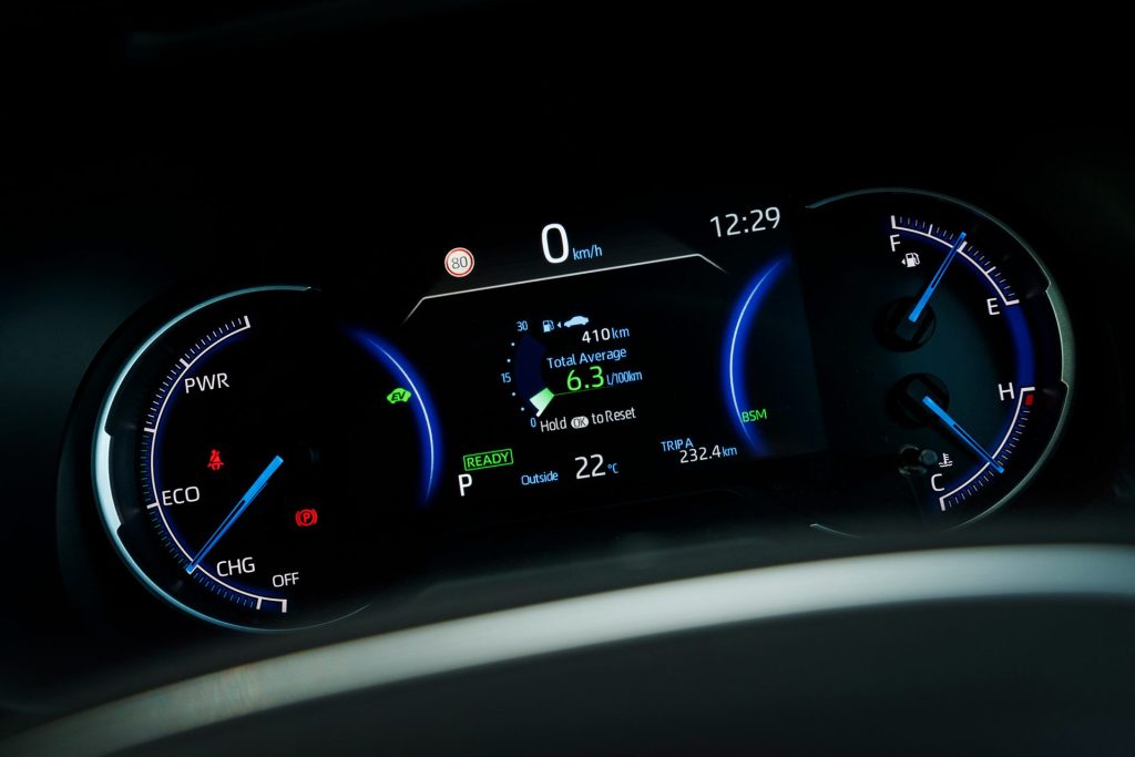 Toyota RAV4 Adventure Hybrid speedo