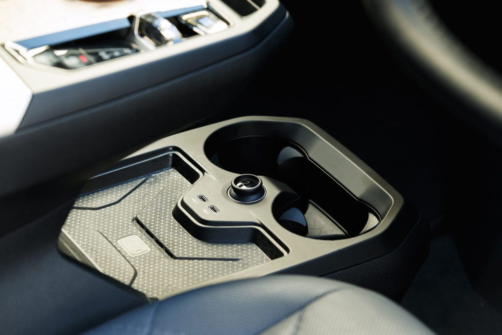 BMW iX xDrive50 cupholder