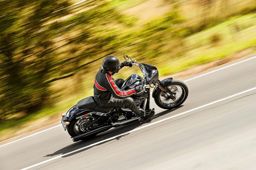 Harley-Davidson Sport Glide side action