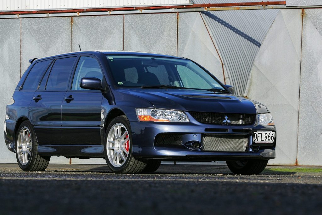 2005 Mitsubishi Lancer Evolution IX Wagon front static