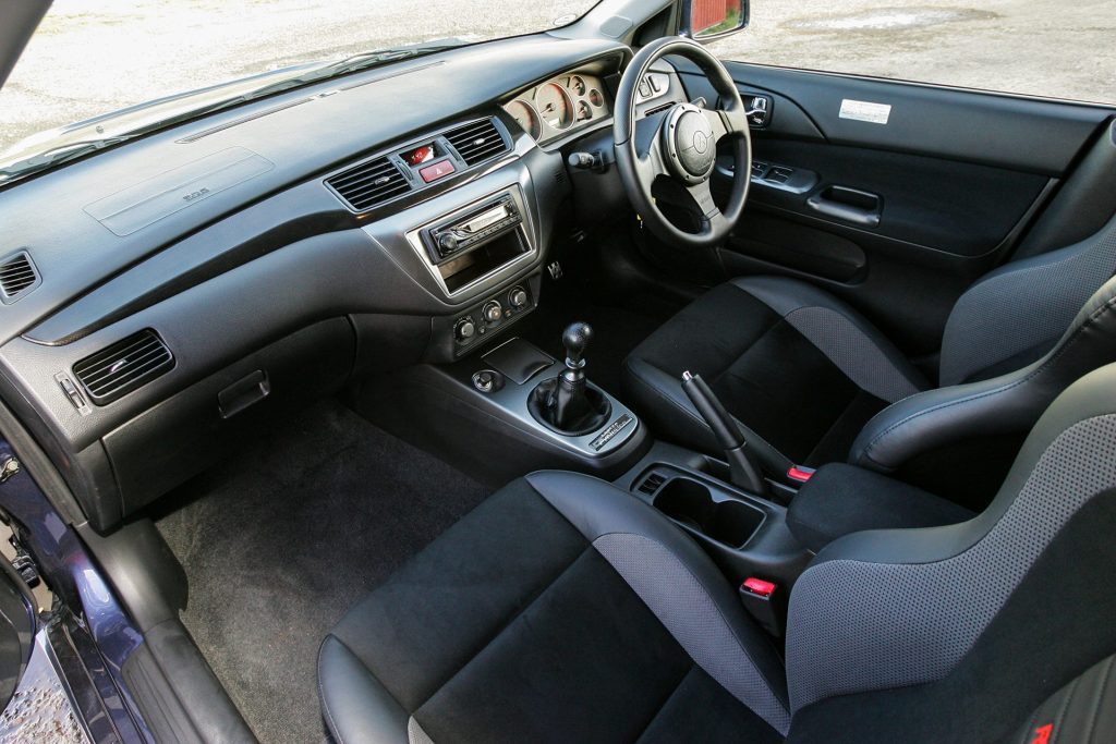 2005 Mitsubishi Lancer Evolution IX Wagon interior