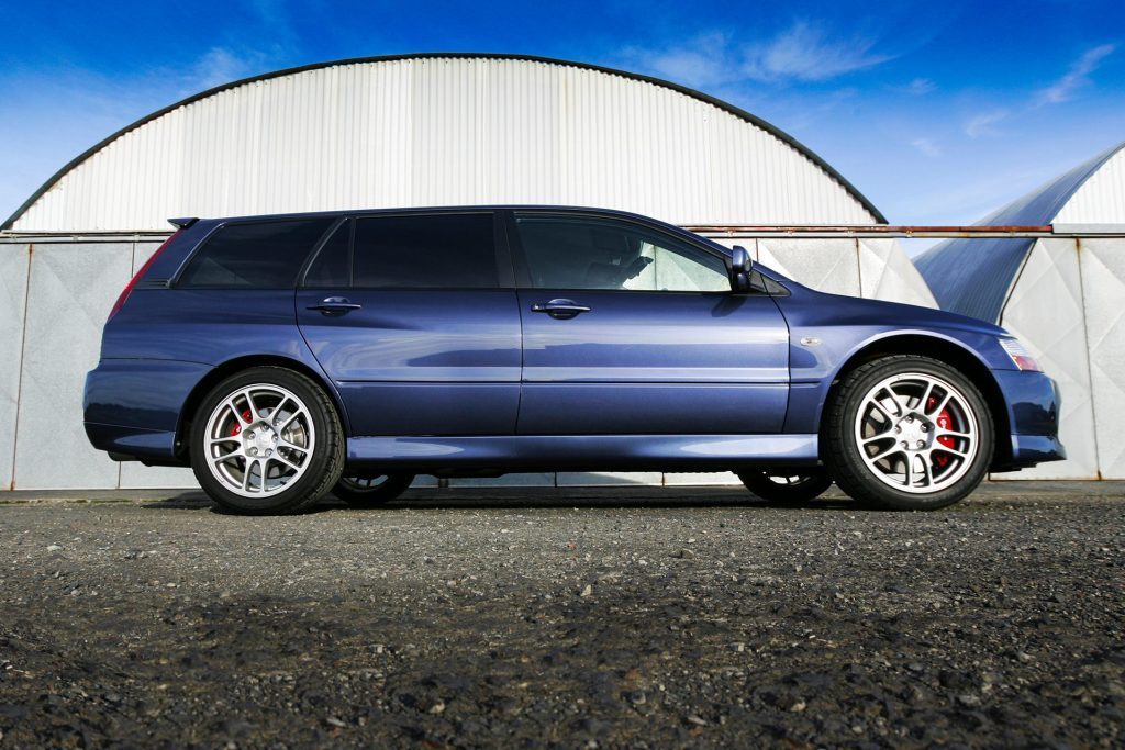 2005 Mitsubishi Lancer Evolution IX Wagon side profile