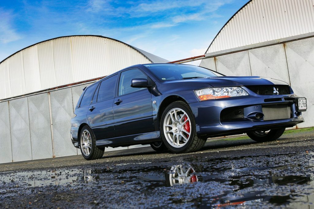 2005 Mitsubishi Lancer Evolution IX Wagon low front static