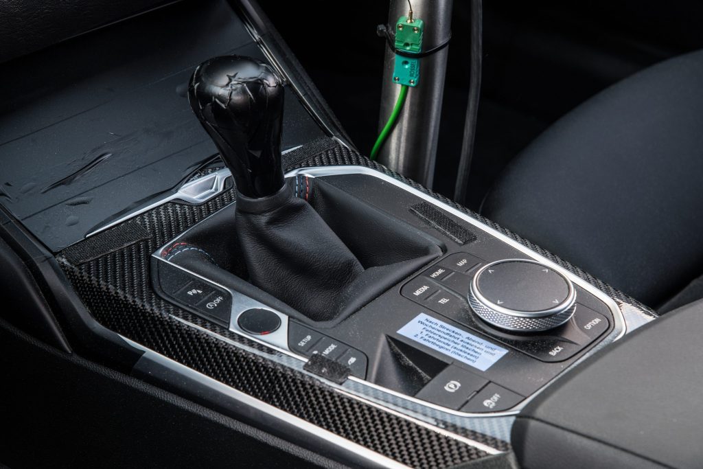 Manual gearbox shift lever in BMW M2
