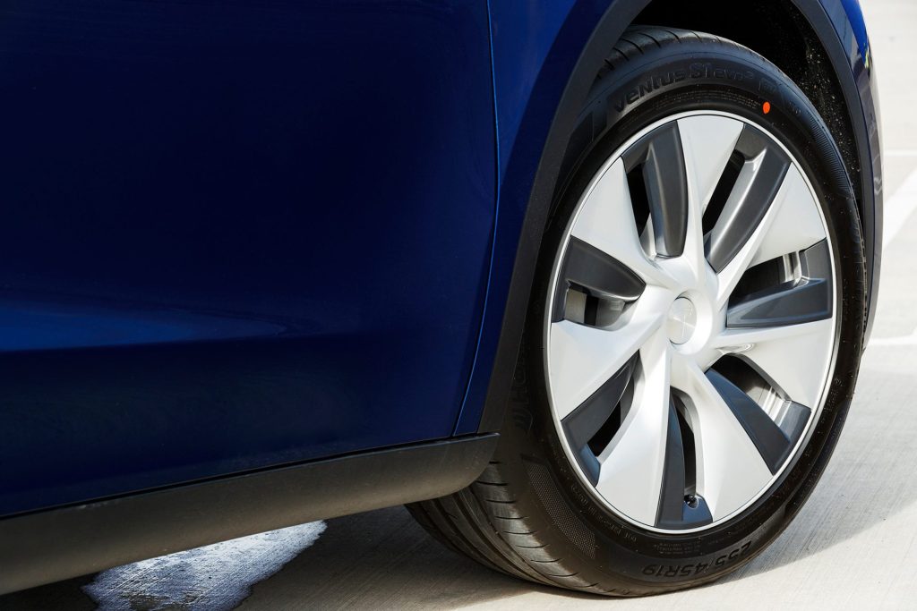 Tesla Model Y RWD wheel with hubcap