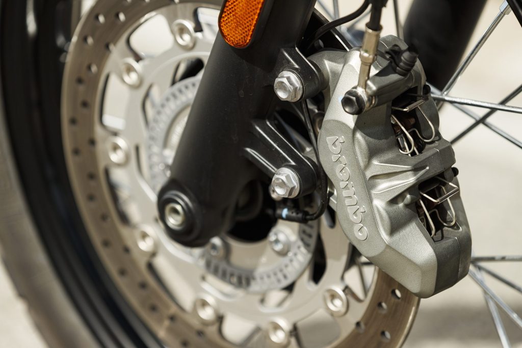 Triumph Street Scrambler 900 brakes