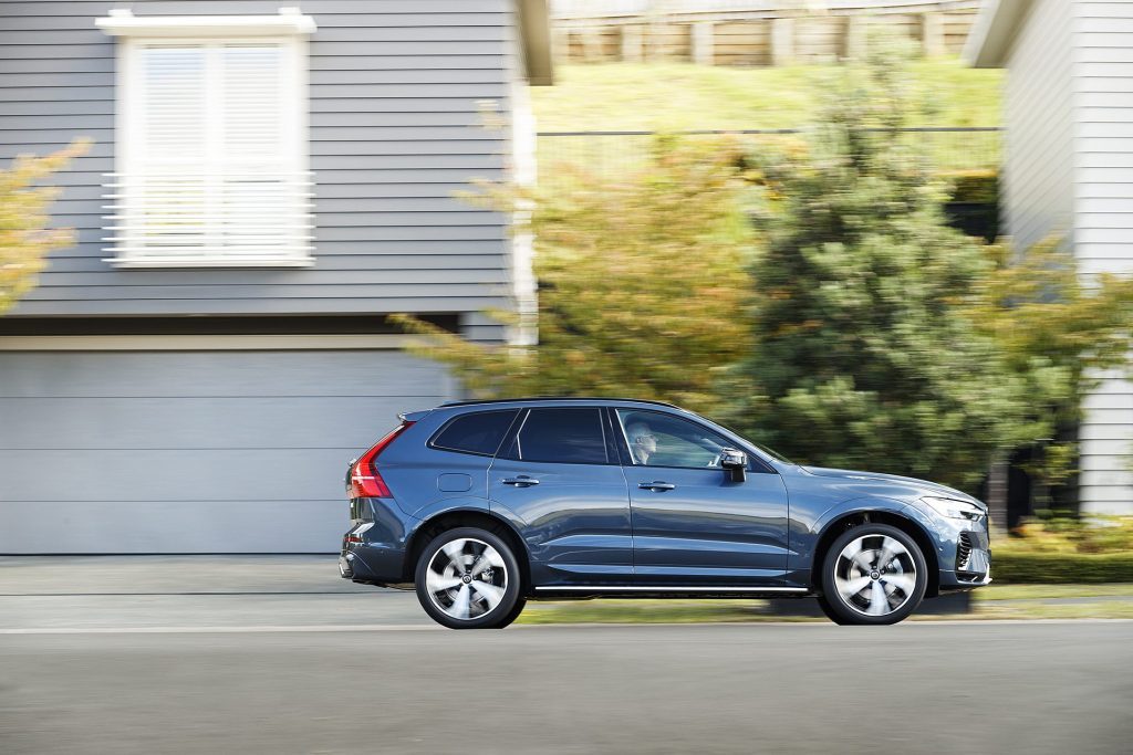 Volvo XC60 T8 Recharge plug-in hybrid side action