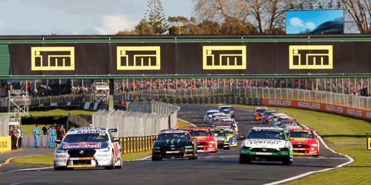 Supercars racing at Pukekohe Park Raceway