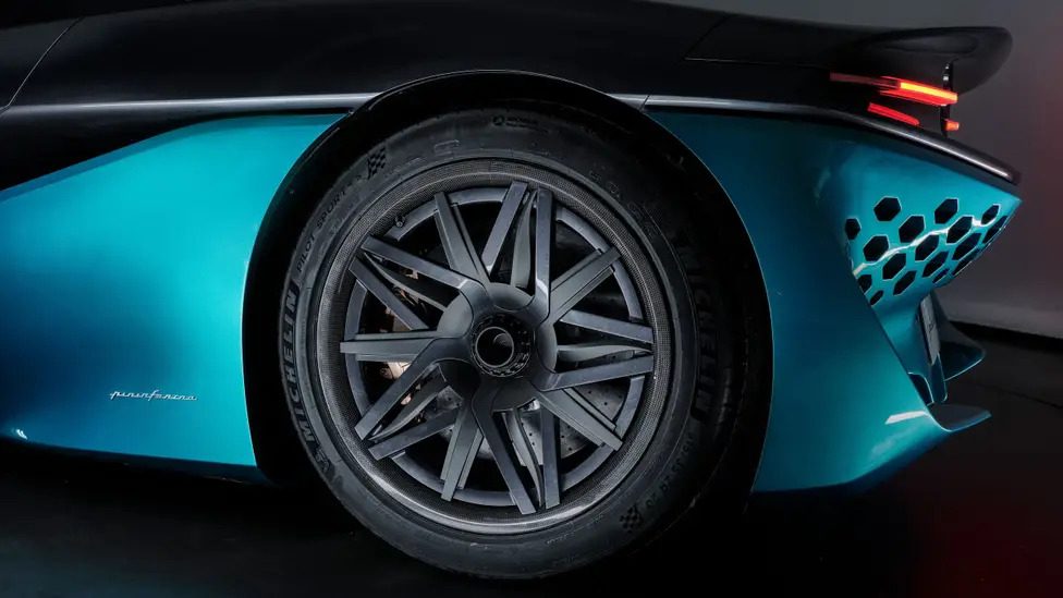 Viritech Apricale rear carbon fibre and magnesium wheel in studio