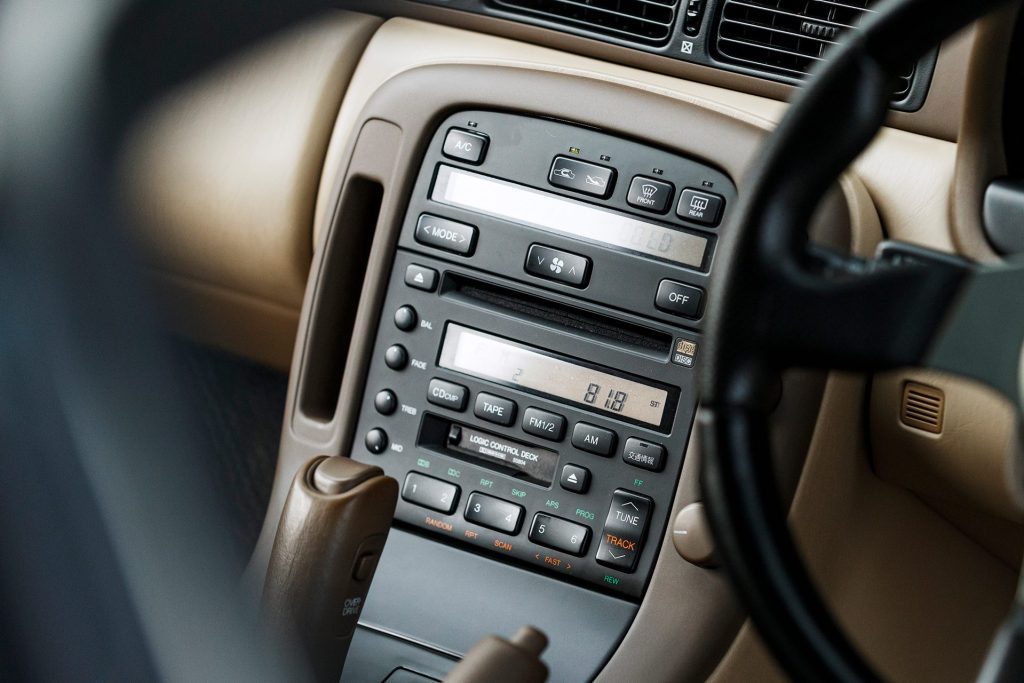 1993 Toyota Soarer 2.5 GT stereo