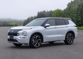 Mitsubishi Outlander PHEV front three quarters