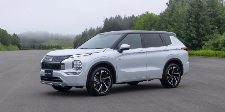 Mitsubishi Outlander PHEV front three quarters