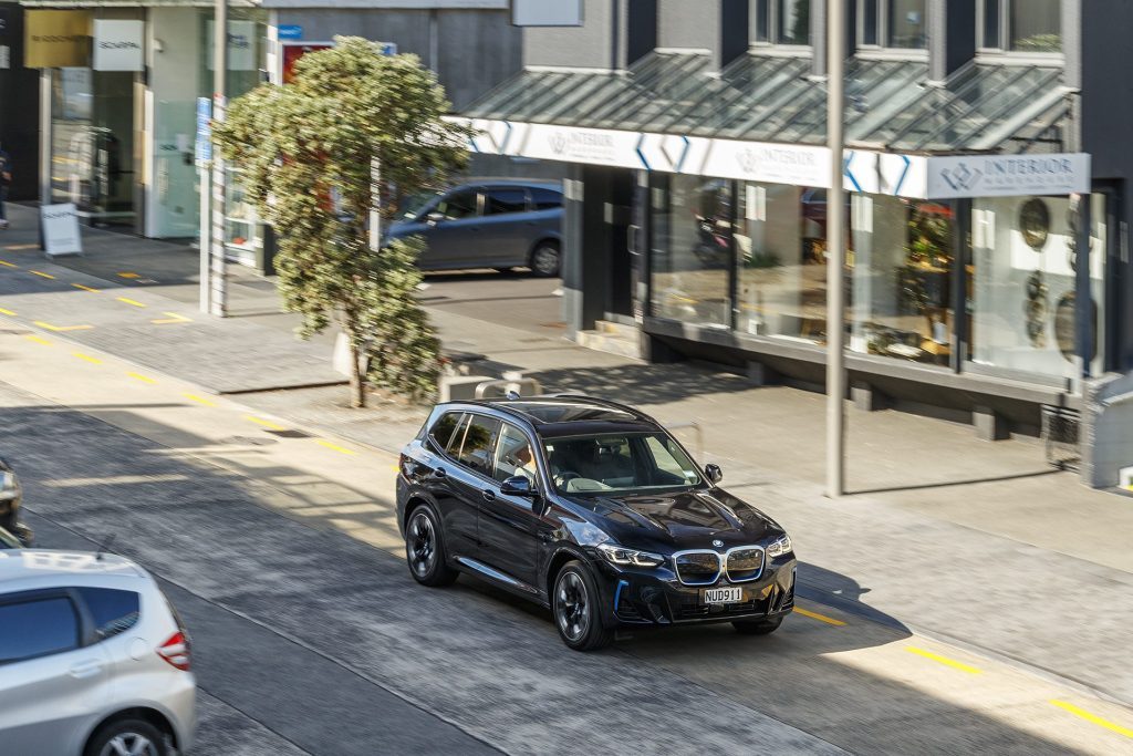 BMW iX3 Impressive urban driving