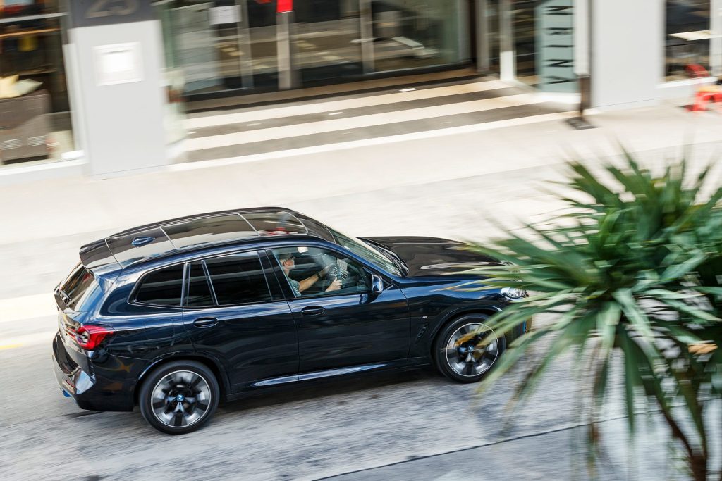 BMW iX3 Impressive urban side action