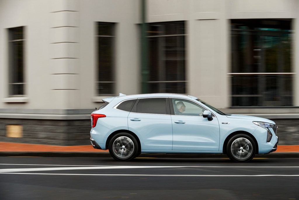 Haval Jolion Ultra Hybrid driving past offices