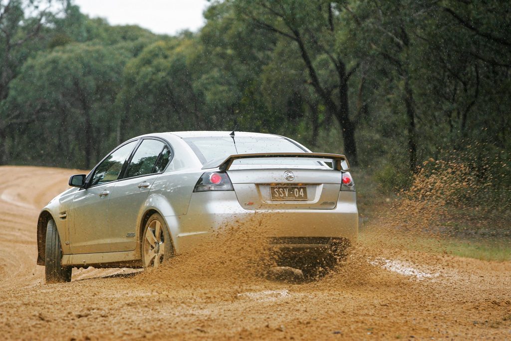 2006 Holden Commodore VE spraying up mud