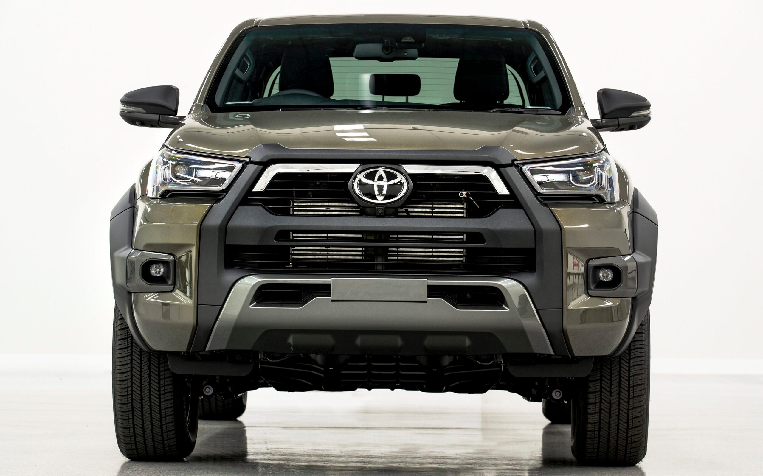 Toyota Hilux 4WD SR5 Cruiser front