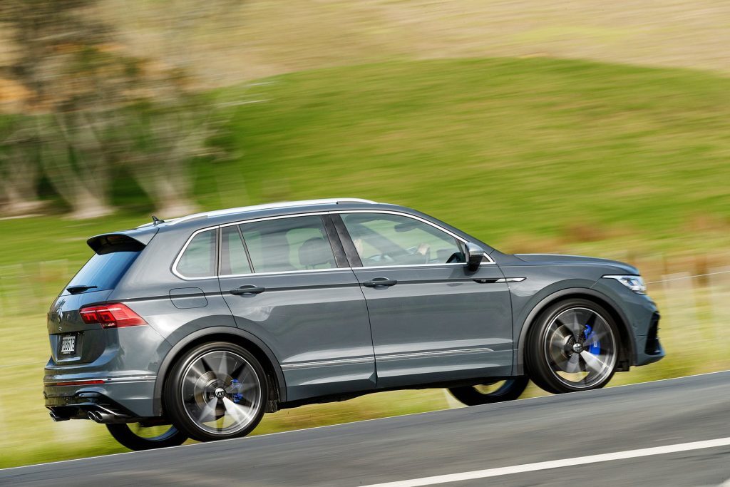 Volkswagen Tiguan R side action