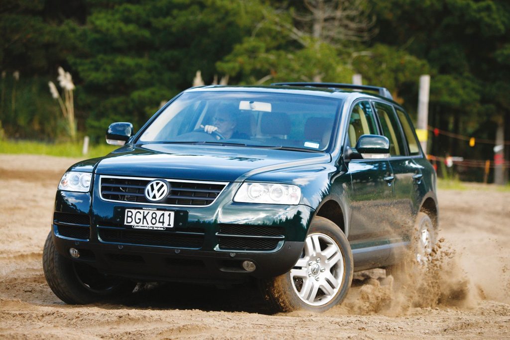  2003 Volkswagen Touareg kicking up sand