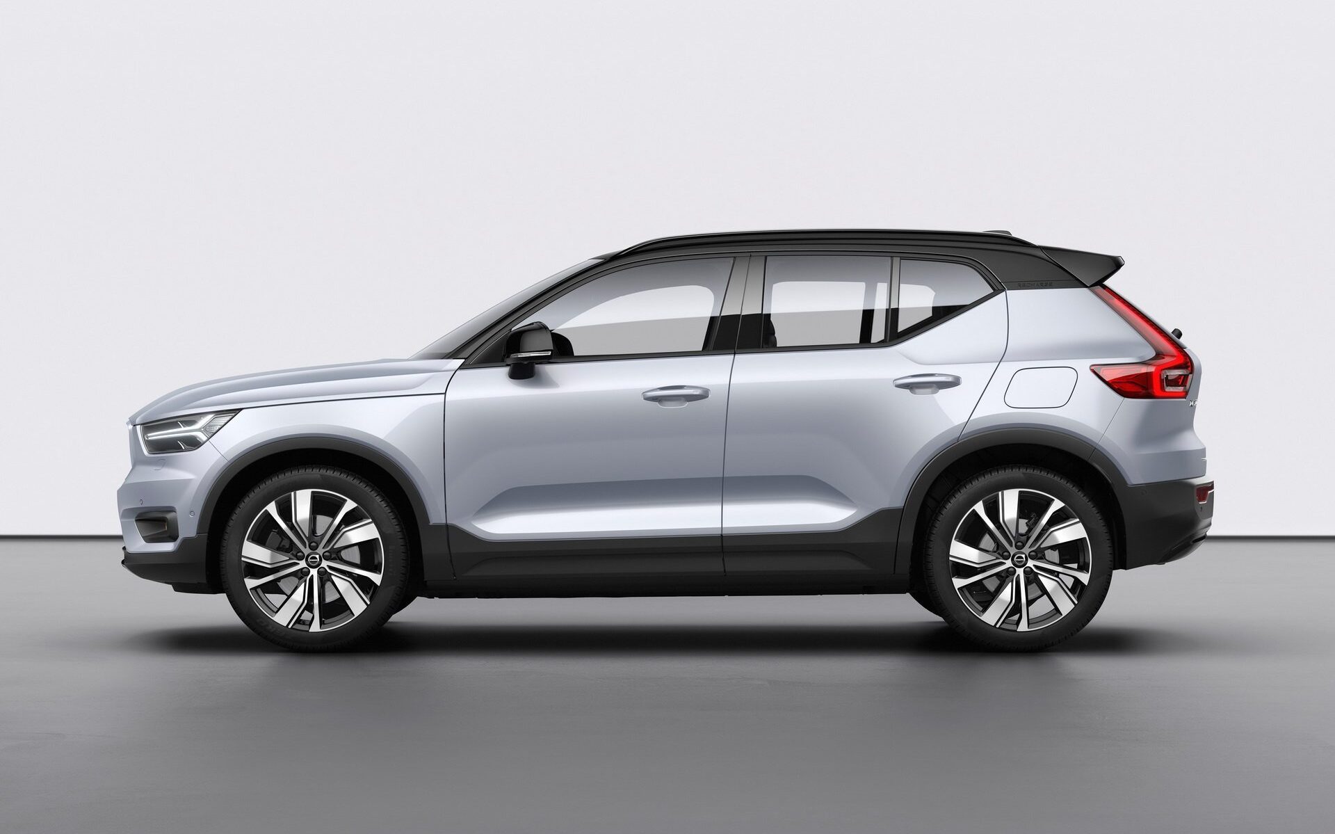 Volvo XC40 Recharge side view