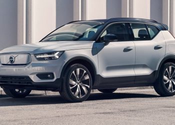 Volvo XC40 Recharge front three quarters next to building