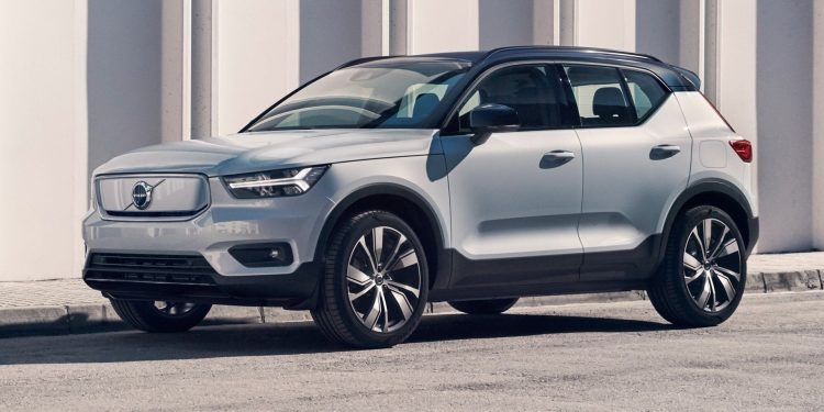 Volvo XC40 Recharge front three quarters next to building