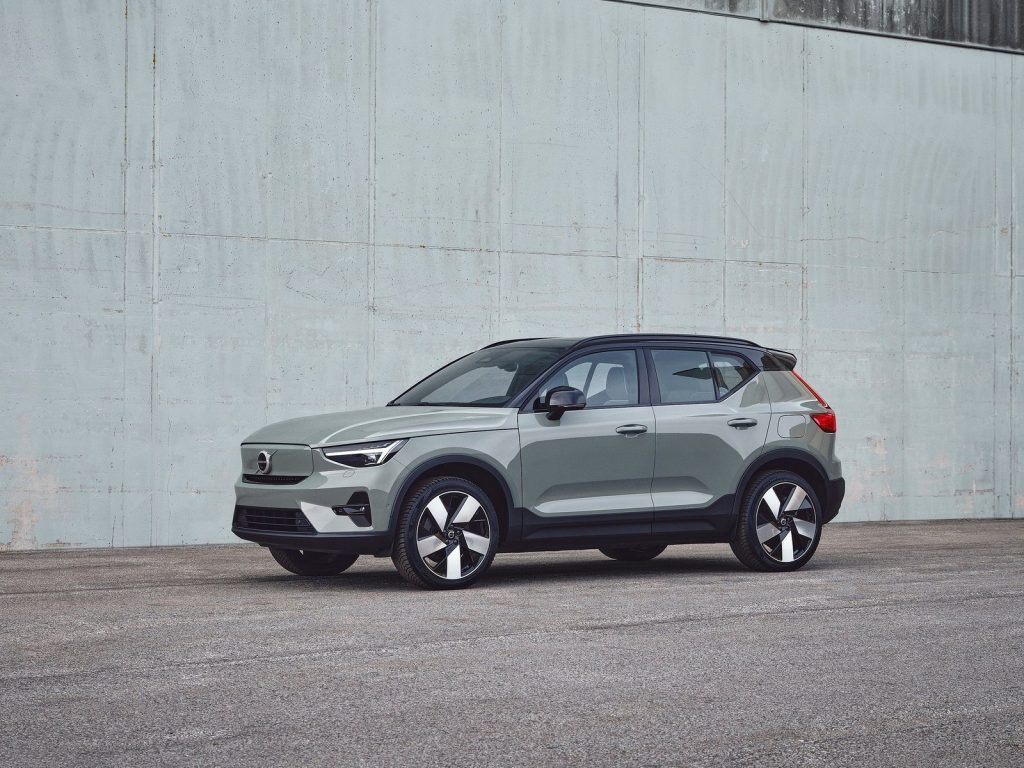 Volvo XC40 Recharge front three quarters next to building