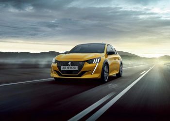 Peugeot 208 front three quarters driving