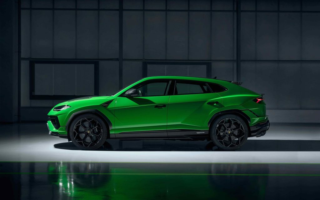 Lamborghini Urus Performante side view