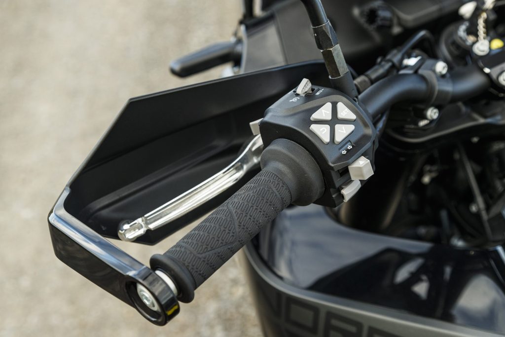 2022 Husqvarna Norden 901 handlebar