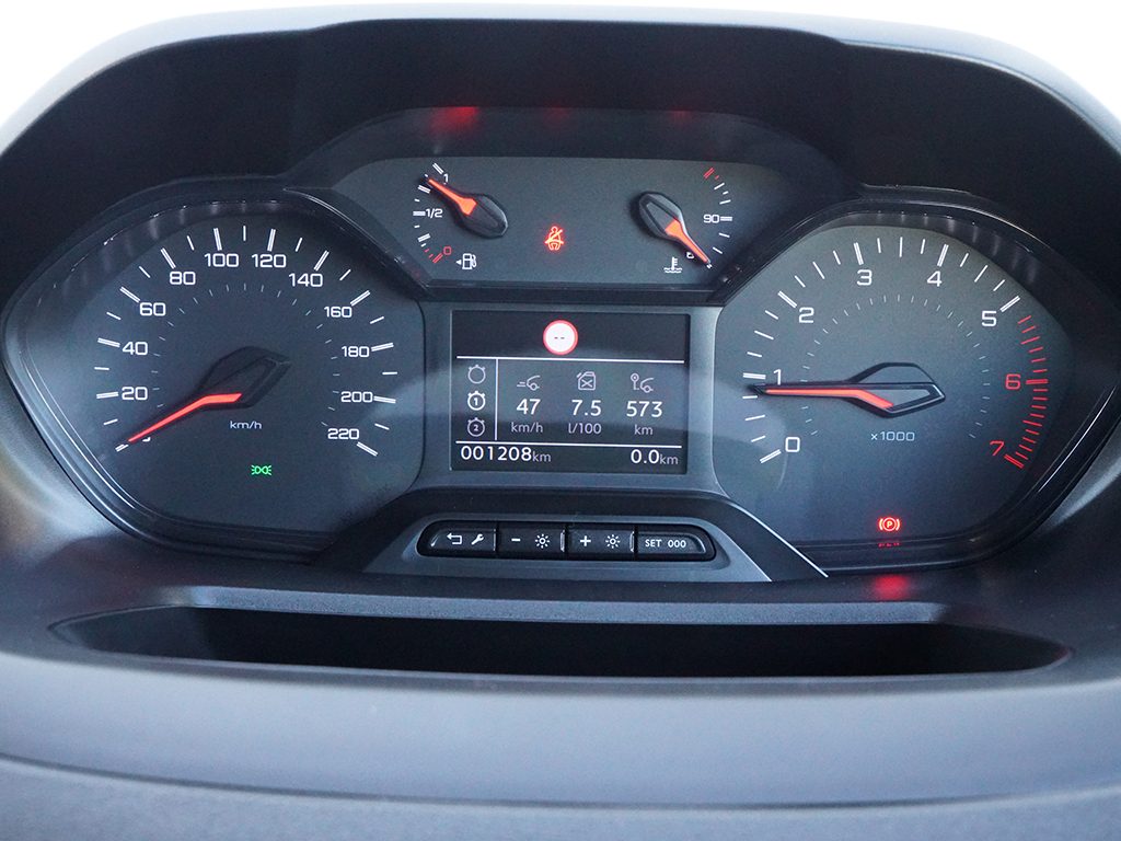 2022 Peugeot Partner SWB gauges