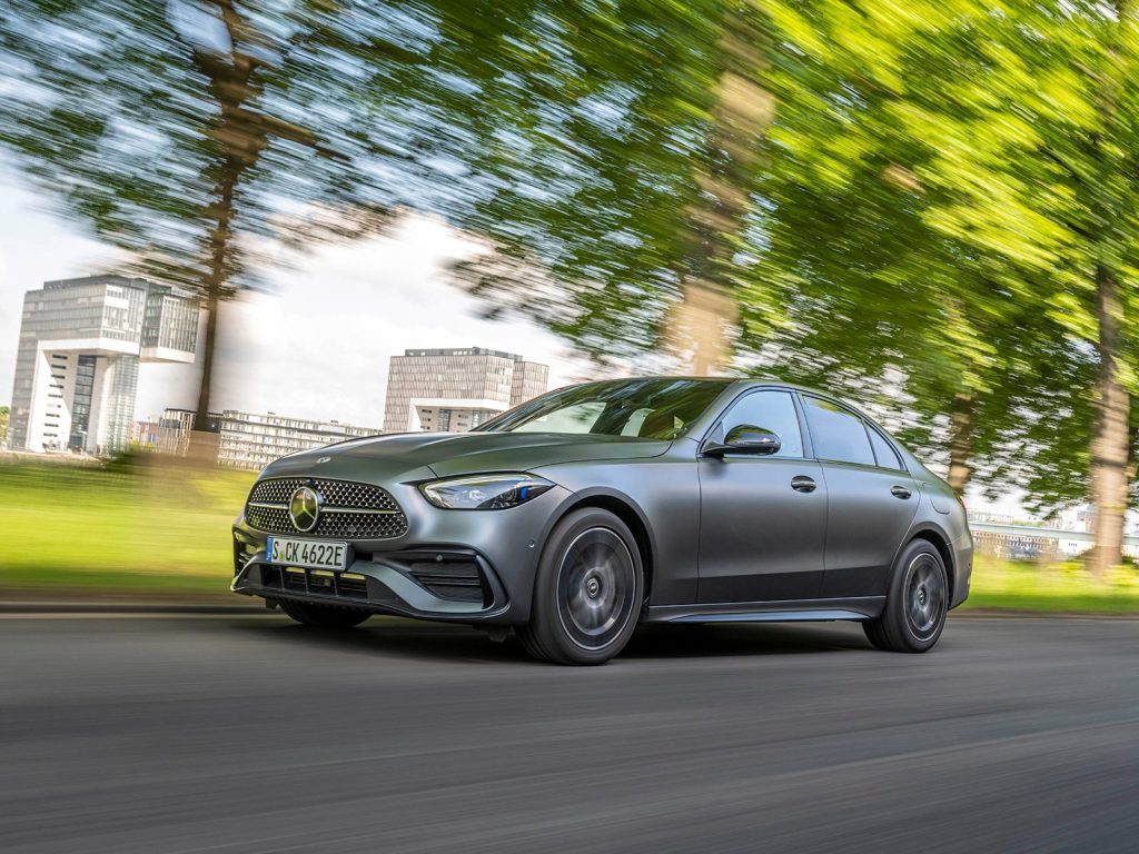 Mercedes-Benz C-350 e plug-in driving through city