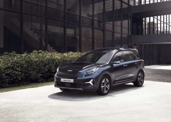 Kia Niro Plus front three quarter view outside building