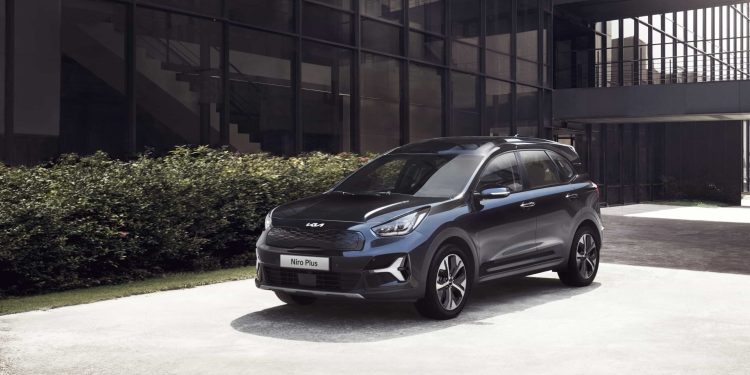 Kia Niro Plus front three quarter view outside building