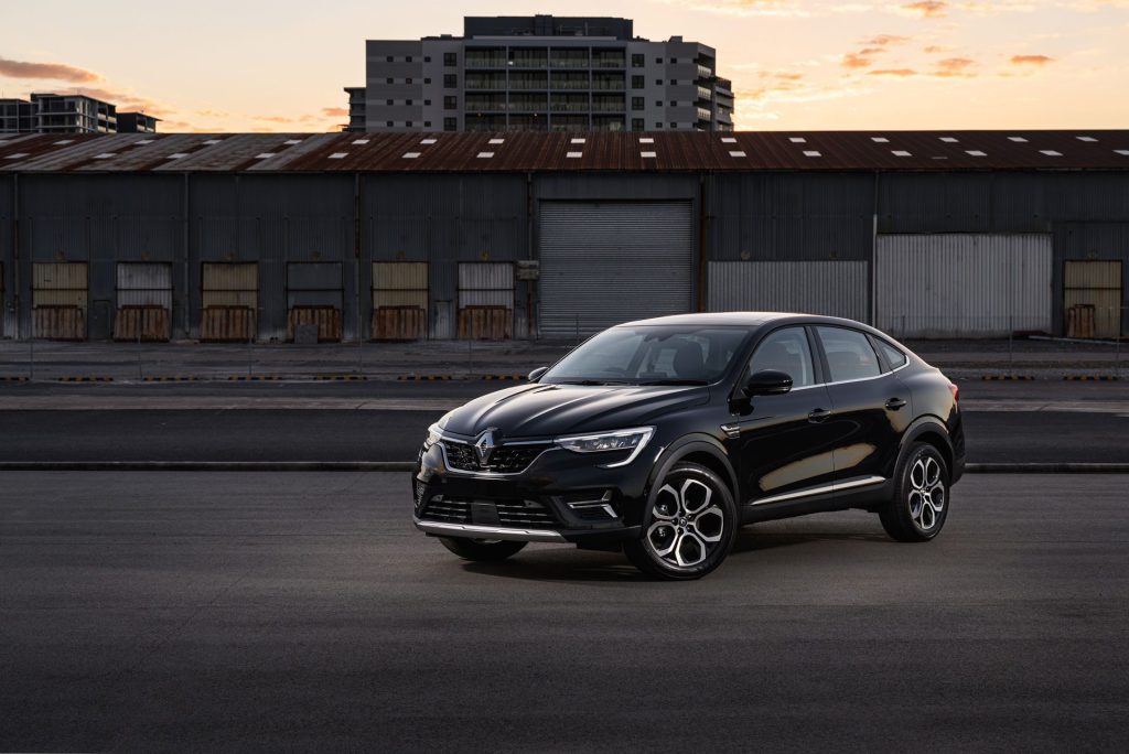 Renault Arkana Intens at sunset